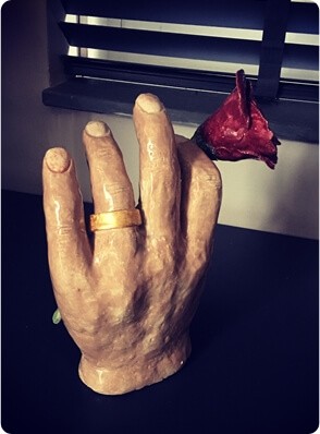 Rose in hand Showpie